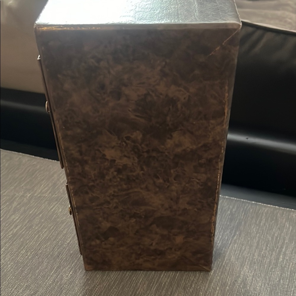 Floral embossed vintage Jewelry Box - Picture 9 of 9